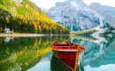 Barco em um lago de montanha